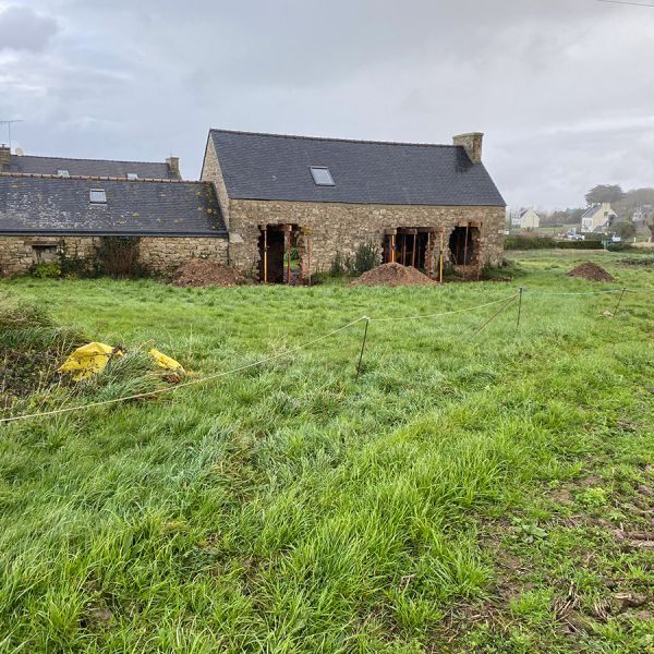 Réhabilitation d'une longère en habitation et extension pour un garage à Plounévez-Lochrist