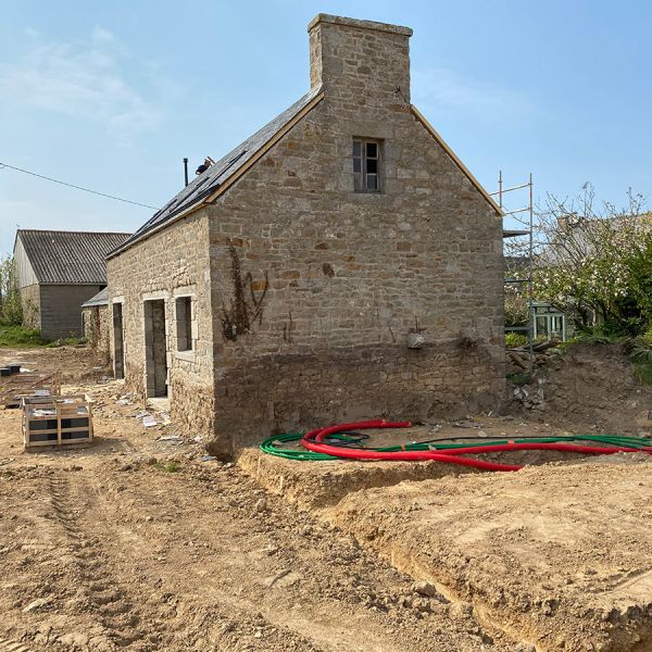 Réhabilitation d'une longère en habitation et extension pour un garage à Plounévez-Lochrist