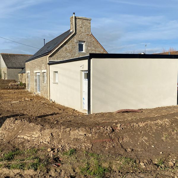 Réhabilitation d'une longère en habitation et extension pour un garage à Plounévez-Lochrist